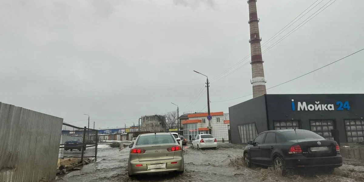 В Башкирии легковушку с людьми смыло талыми водами редакции