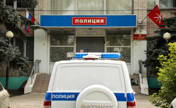 Драка подростков у торгового центра в Саратове: восемь участников доставлены в отделение полиции Драка подростков у торгового центра в Саратове: восемь участников доставлены в отделение полиции