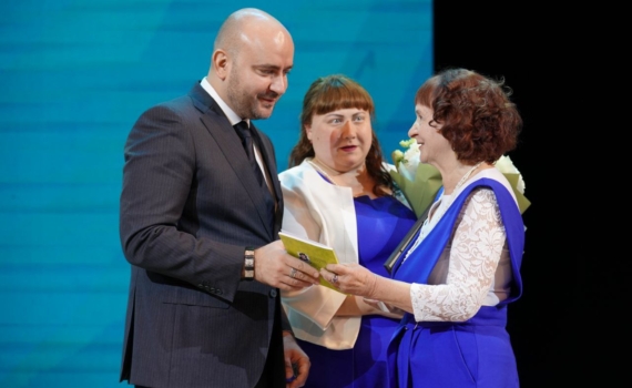 В Самаре глава региона Вячеслав Федорищев вручил награды лучшим учителям