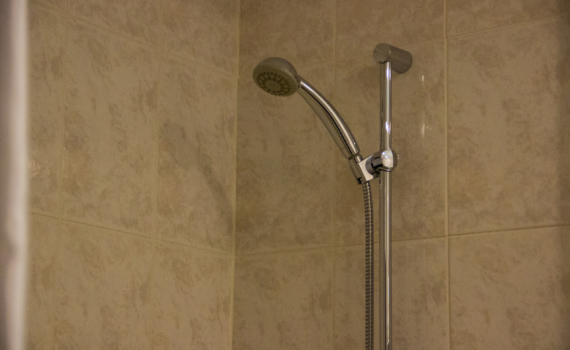 Секрет уборки в ванной: как вернуть лейке душа зеркальный блеск без трудозатрат — ни грамма химии