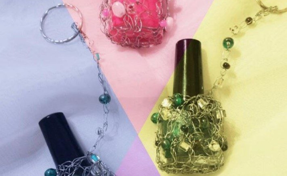 Маникюр, который подойдет к любому новогоднему наряду: 10 идей с глиттером и перламутром