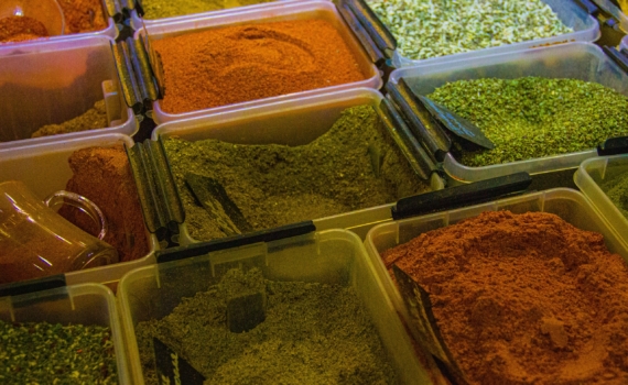 Специя с двойным эффектом: простой лайфхак для укрепления и блеска волос