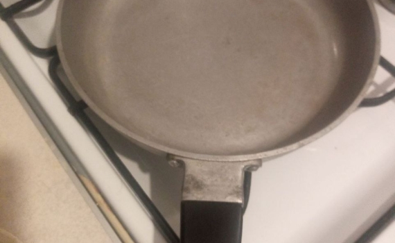 Нагар сполз сам: как я отмыла сковороду с 10-летним нагаром за 40 минут без усилий